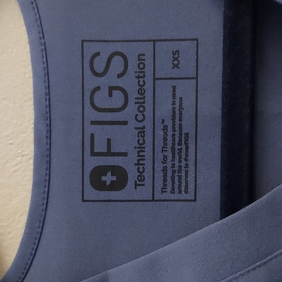 FIGS Catarina One Pocket V Neck Scrub Top In Big Sky - Picture 3 of 15